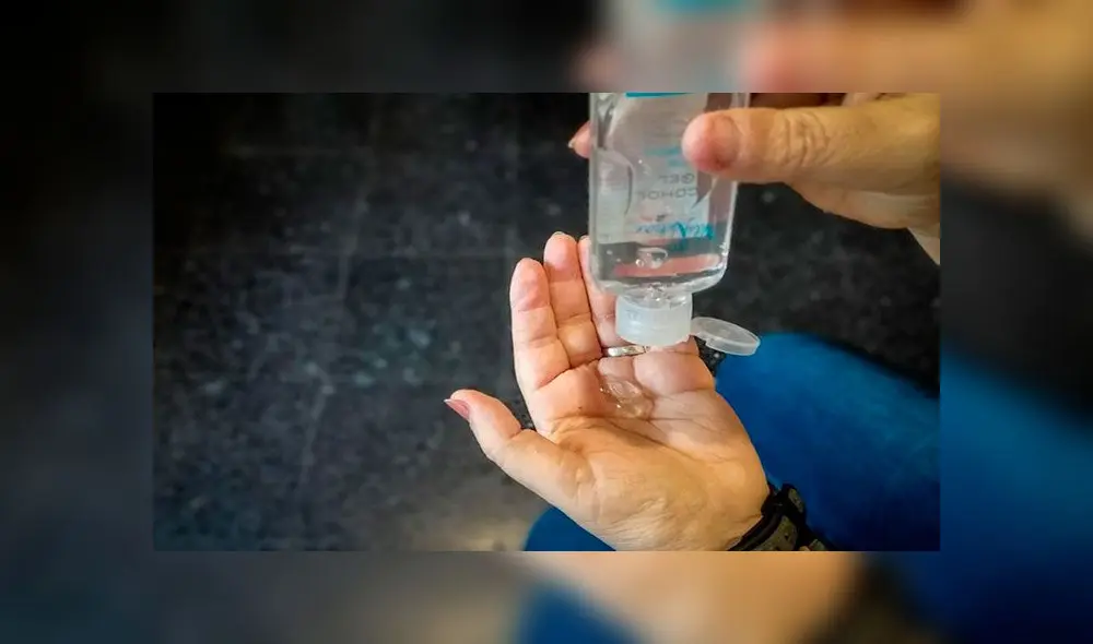 Una persona usa gel antibacterial este jueves, debido a la pandemia del coronavirus, en Buenos Aires (Argentina). Foto: EFE Una persona usa gel antibacterial este jueves, debido a la pandemia del coronavirus, en Buenos Aires (Argentina). Foto: EFE