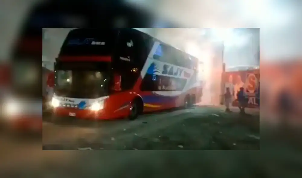 Momento exacto del incendio del bus interprovincial en Fiori [VIDEO] 