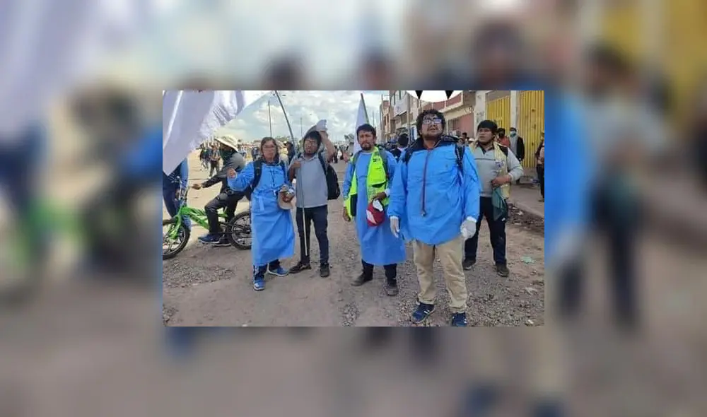 Puno. Marco Antonio Samillan junto a una brigada de médicos en las protestas ayudando a los manifestantes heridos en Juliaca. Foto: Carolina Machaca Mamani