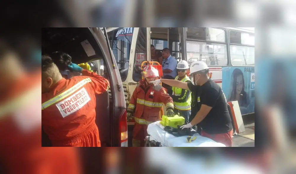 Según testigos, el causante del accidente fue el chofer del bus que se pasó la luz roja. (Foto: La República)