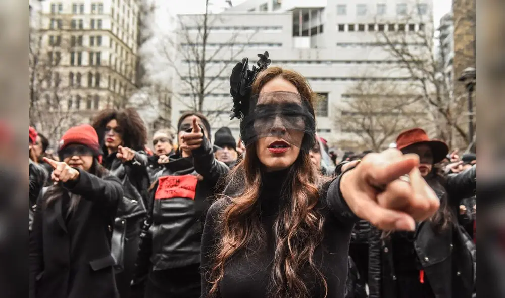 Mujeres cantan "Un violador en tu camino" frente al juzgado de Weinstein. Foto: AFP.