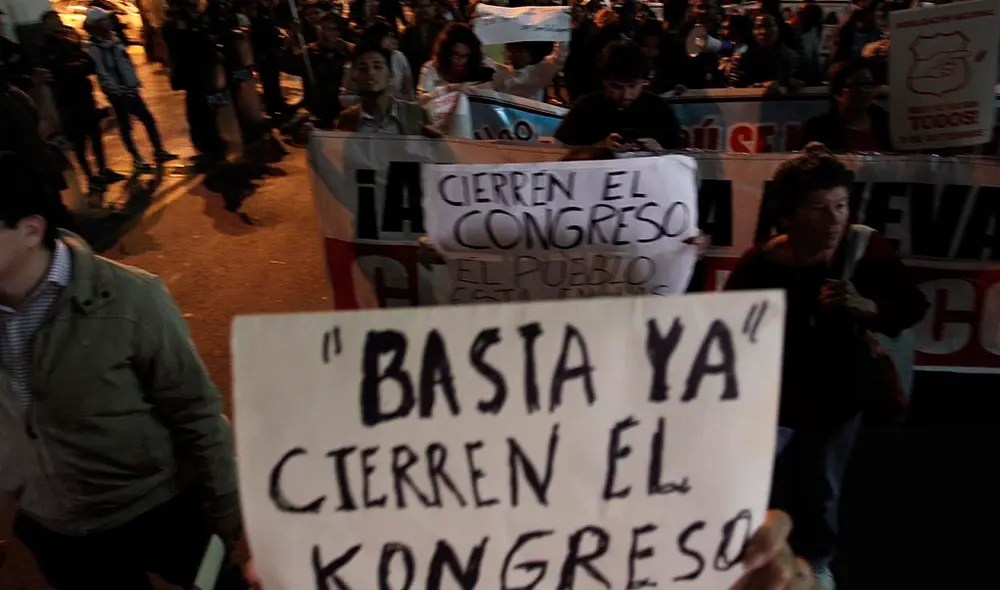 Ciudadanos marchan contra el Congreso. Foto: Aldair Mejía.