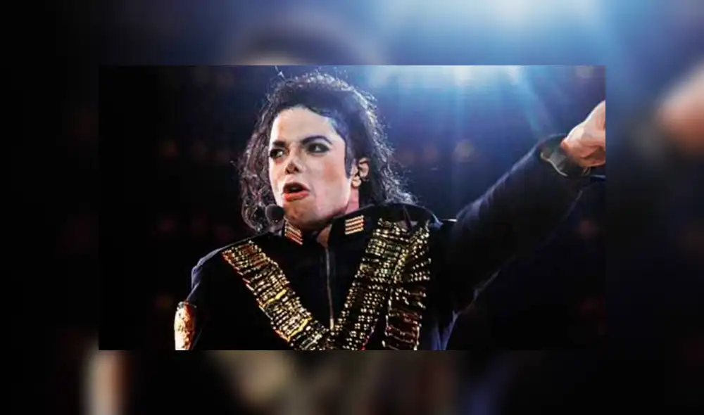 Un recorrido virtual en Google Maps muestra a un hombre vestido como Michael Jackon, si quieres verlo, desliza cada imagen hacia la izquierda.