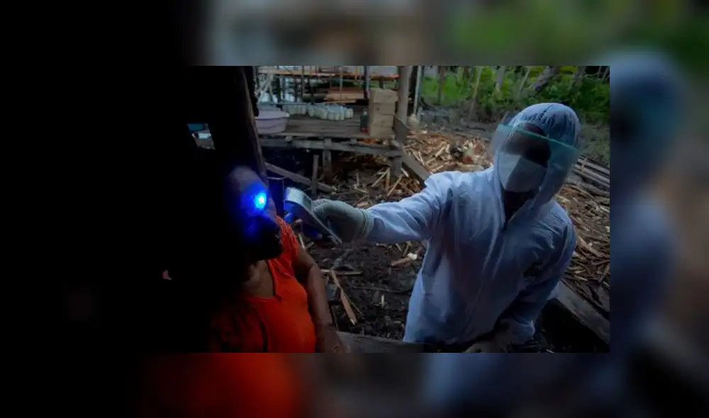 Trabajadores de la salud de la ciudad de Melgaco (Brasil) revisan a una mujer con síntomas de COVID-19 el 9 de agosto del 2020. Foto: AFP.