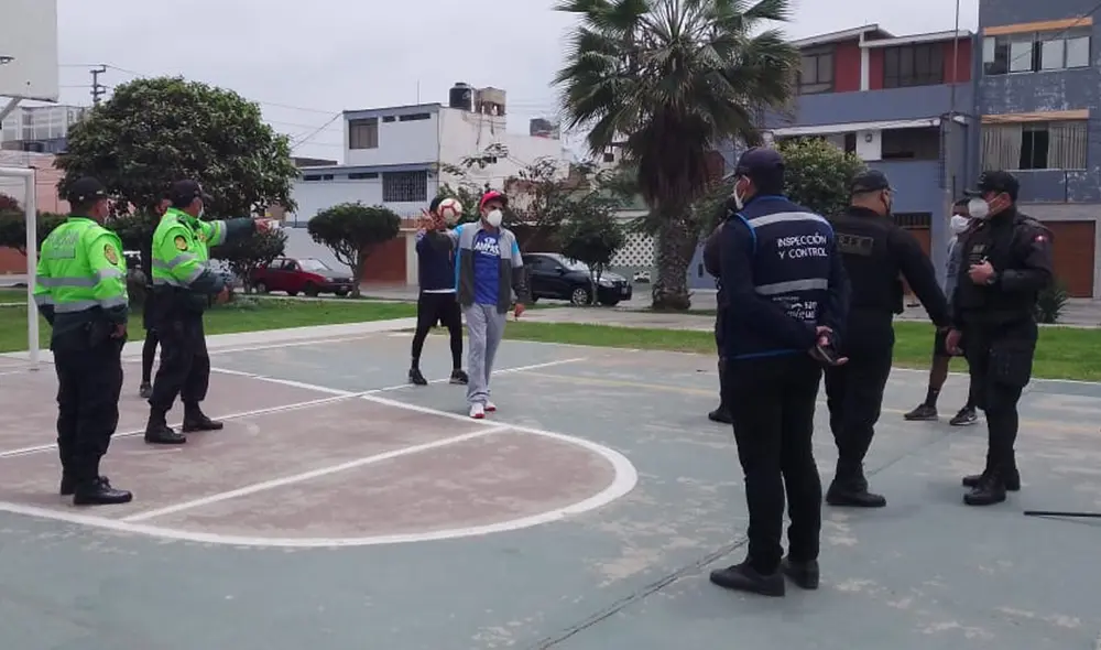 Policías intervienen a personas que insultaron a serenos en San miguel | Créditos: Luis Villanueva / URPI - GLR Policías intervienen a personas que insultaron a serenos en San miguel | Créditos: Luis Villanueva / URPI - GLR