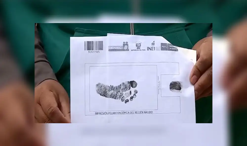 Abuela de la niña enseña documentos sobre la inscripción de la menor. (Foto: Captura de video / Latina Noticias) Abuela de la niña enseña documentos sobre la inscripción de la menor. (Foto: Captura de video / Latina Noticias)