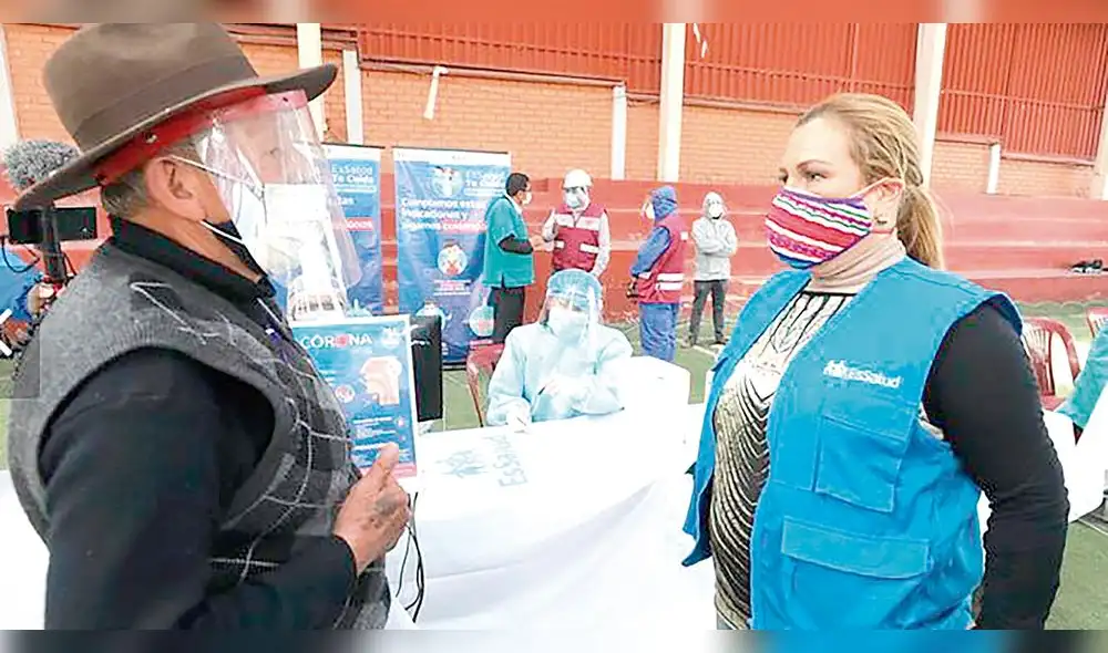 essalud cusco. Fiorella Molinelli conversa con uno de los pacientes asegurados. Ayer hubo campaña de despistaje.