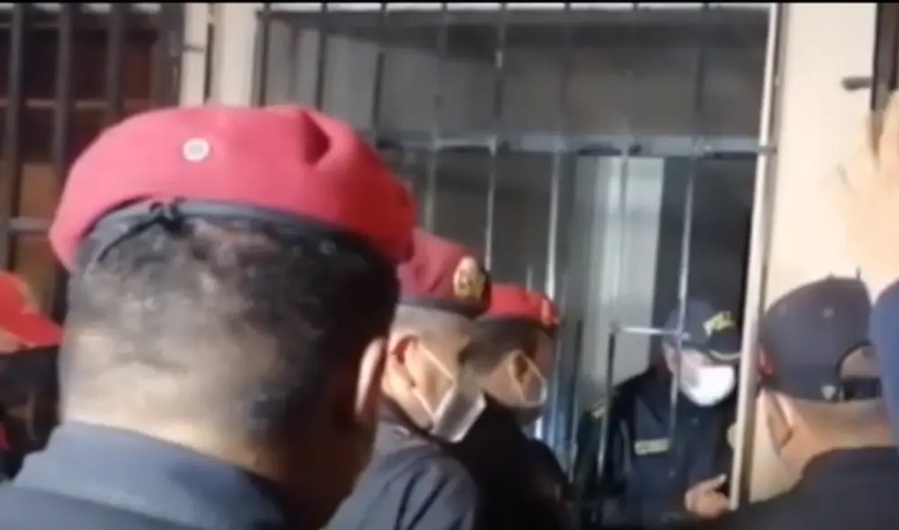 Los habitantes de esta vivienda retuvieron al efectivo policial buscando librarse de las sanciones por organizar una reunión social durante el toque de queda. Foto: captura Latina