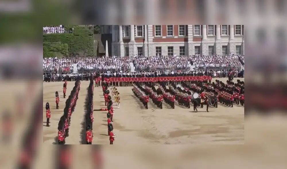 YouTube: Un guardia se desmaya en plena ceremonia por el cumpleaños de la Reina Isabel II YouTube: Un guardia se desmaya en plena ceremonia por el cumpleaños de la Reina Isabel II
