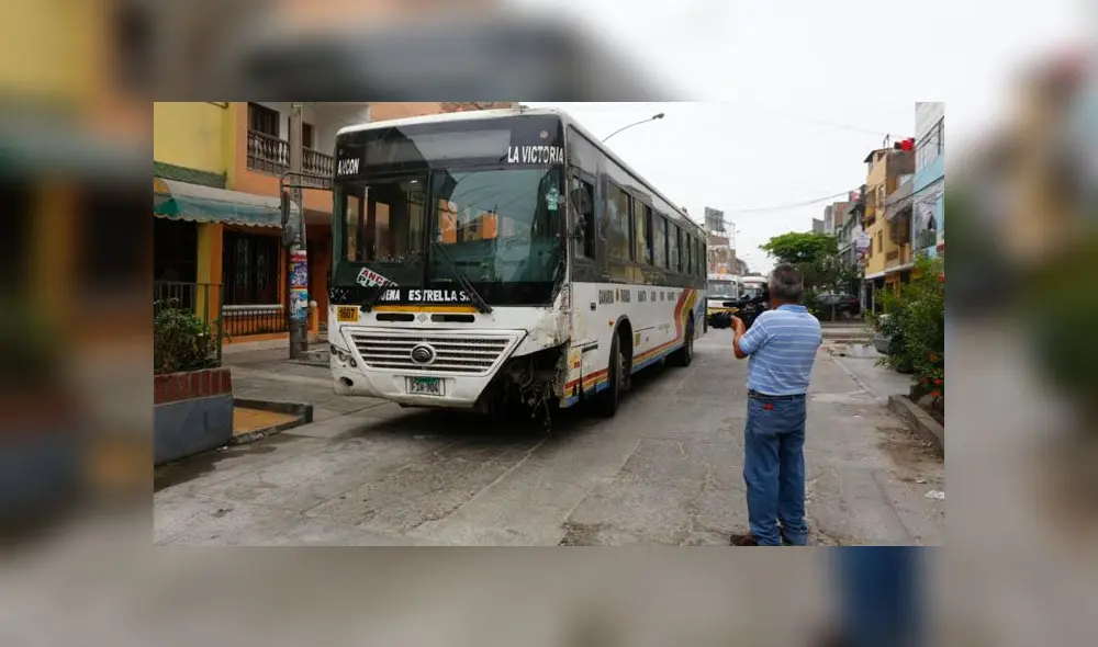 Los pasajeros de la cúster que cubre la ruta Callao-Callao fueron los más afectados, pues el vehículo se volcó. El conductor se dio a la fuga. (Foto: Carlos Contreras / La República) Los pasajeros de la cúster que cubre la ruta Callao-Callao fueron los más afectados, pues el vehículo se volcó. El conductor se dio a la fuga. (Foto: Carlos Contreras / La República)