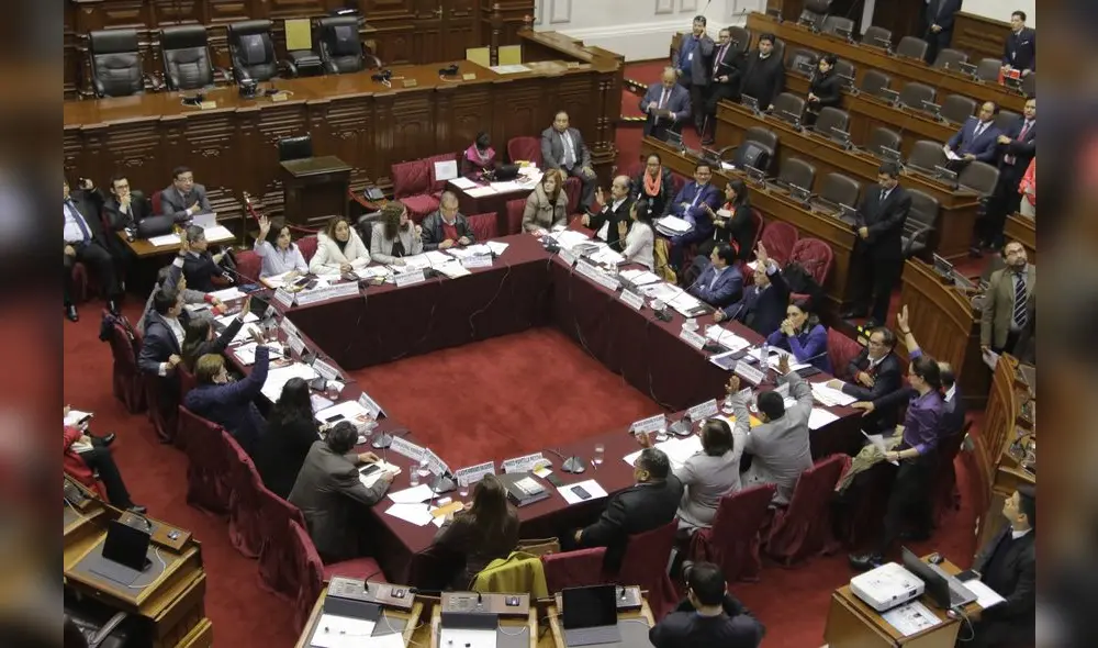 Primer paso. Luego de cuatro sesiones, la Comisión de Constitución aprobó el artículo 5 de la ley de inscripción de partidos con un sistema que prioriza la recolección de 24 mil militantes. Primer paso. Luego de cuatro sesiones, la Comisión de Constitución aprobó el artículo 5 de la ley de inscripción de partidos con un sistema que prioriza la recolección de 24 mil militantes.