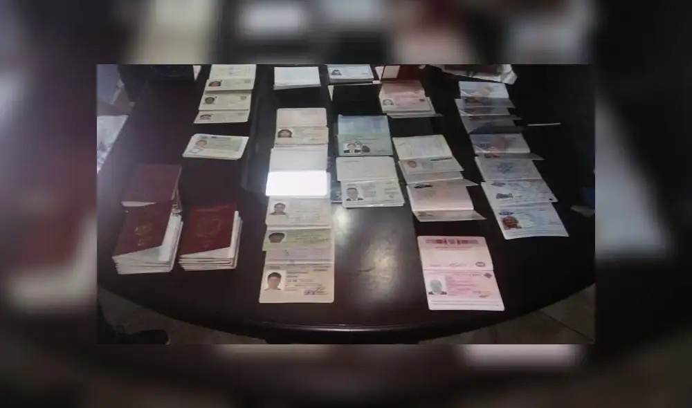 Pasaportes robados habrían sdio adulterados para venderlos a personas cuyos destinos eran Estados Unidos y Europa. (Foto: PNP) Pasaportes robados habrían sdio adulterados para venderlos a personas cuyos destinos eran Estados Unidos y Europa. (Foto: PNP)