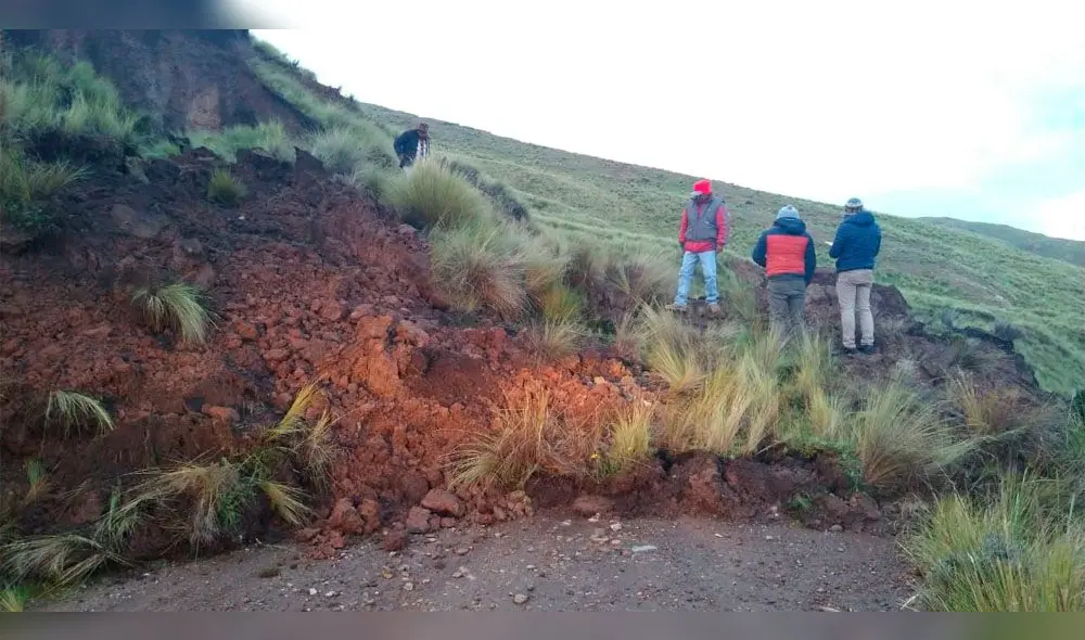 Autoridades dispusieron maquinaria pesada para limpiar carretera. Autoridades dispusieron maquinaria pesada para limpiar carretera.