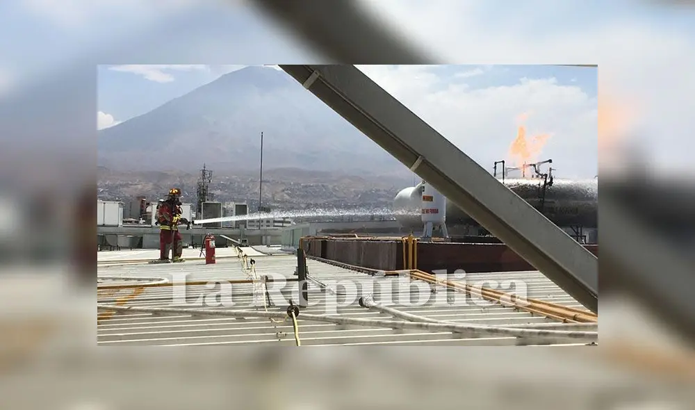 Bomberos realizan esfuerzos por enfriar el tanque de gas.