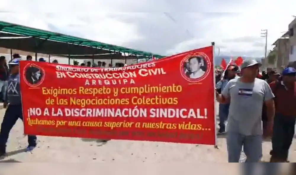 Obreros realizaron un plantón en los exteriores de la obra del penal de Socabaya. Obreros realizaron un plantón en los exteriores de la obra del penal de Socabaya.