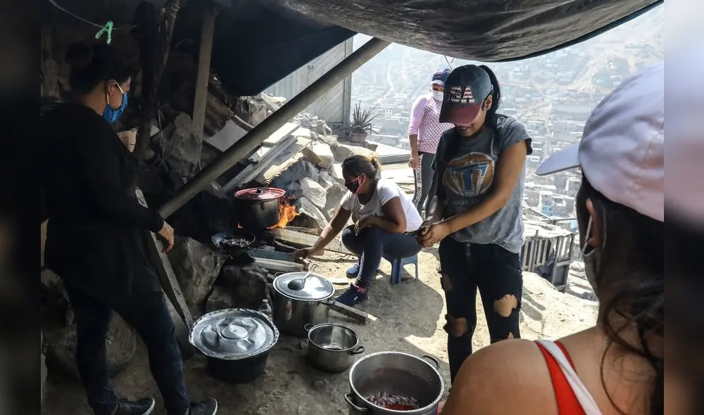 Vecinos de la agrupación Flores de Vista Alegre (SJL) realizan una olla común todos los días. Foto: Eric Villalobos Vecinos de la agrupación Flores de Vista Alegre (SJL) realizan una olla común todos los días. Foto: Eric Villalobos