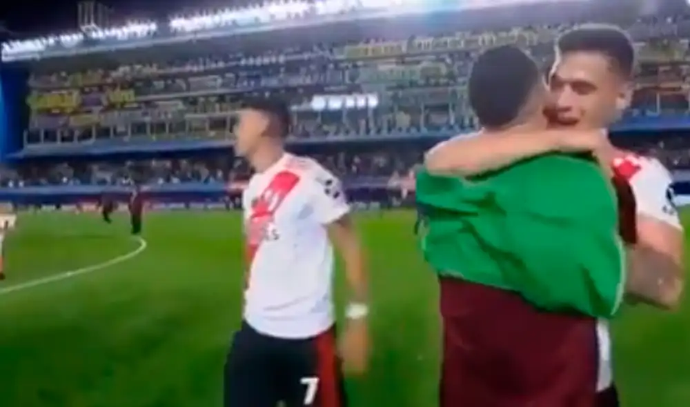 Un miembro de seguridad ingresó al campo de La Bombonera para celebrar la victoria de River Plate. Un miembro de seguridad ingresó al campo de La Bombonera para celebrar la victoria de River Plate.