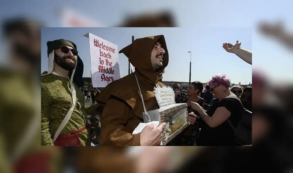 Choque entre ultraconservadores y feministas durante marcha 'a favor de la familia' en Italia [FOTOS] 