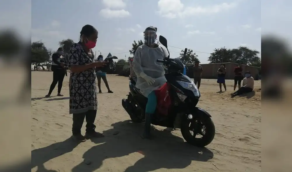 Enfermera recorre varios pueblos para vacunar a ancianos contra la neumonía e influenza Enfermera recorre varios pueblos para vacunar a ancianos contra la neumonía e influenza