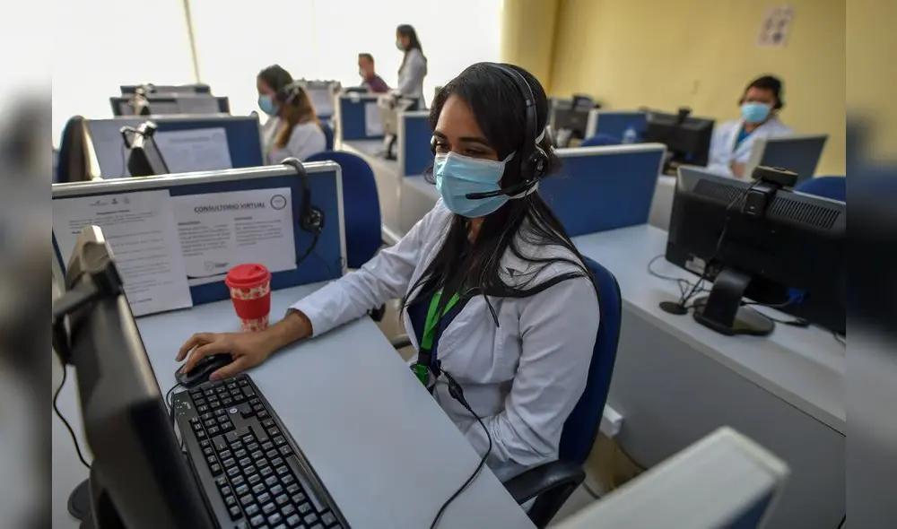 Medical staff answer phone calls from patients under suspicion of COVID-19 through the Automatic Health Operative Response (ROSA), in Panama City on March 30, 2020. - The ROSA virtual assistant is a technological platform designed by professionals from the National Authority for Government Innovation (AIG) to respond to citizen inquiries regarding the pandemic caused by the new coronavirus. (Photo by Luis ACOSTA / AFP) Medical staff answer phone calls from patients under suspicion of COVID-19 through the Automatic Health Operative Response (ROSA), in Panama City on March 30, 2020. - The ROSA virtual assistant is a technological platform designed by professionals from the National Authority for Government Innovation (AIG) to respond to citizen inquiries regarding the pandemic caused by the new coronavirus. (Photo by Luis ACOSTA / AFP)