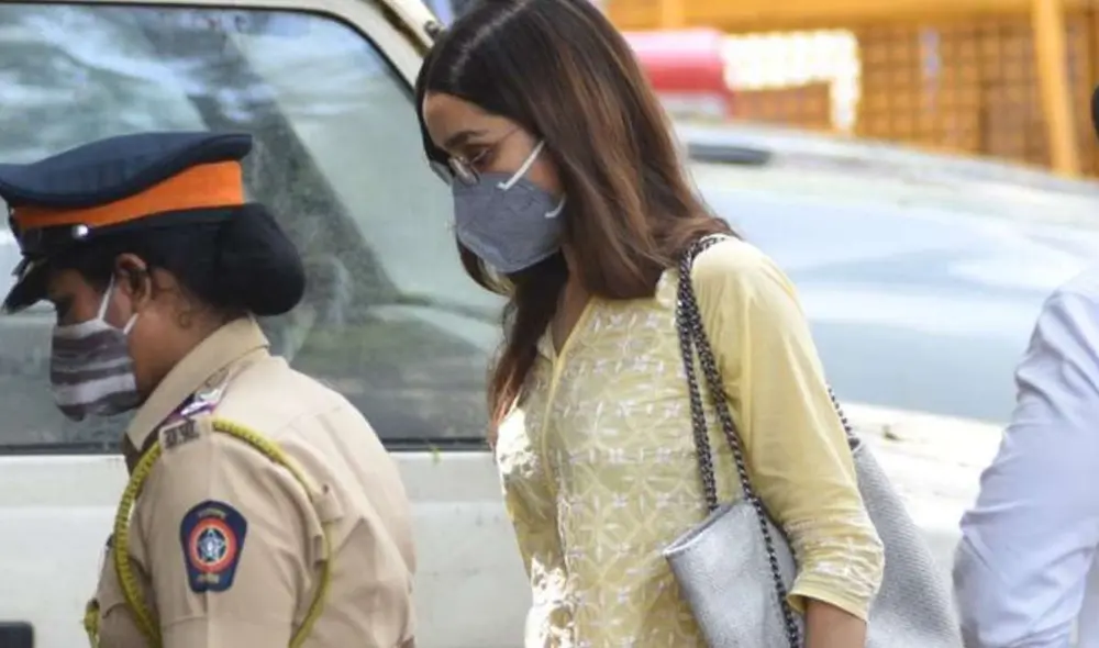 Desliza para ver más fotografías sobre la llegada de Deepika Padukone y Shraddha Kapoor a su interrogatorio. Foto: AFP Desliza para ver más fotografías sobre la llegada de Deepika Padukone y Shraddha Kapoor a su interrogatorio. Foto: AFP