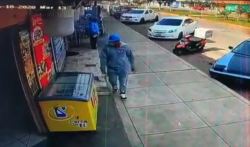 El asesino cubrió su rostro con una gorra y mascarilla. Tras cometer el crimen, huyó con rumbo desconocido. Foto: Captura de video