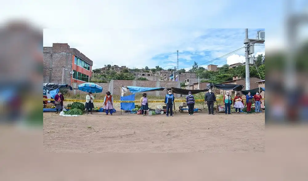 En el barrio de San Juan de Miraflores, los vecinos y comerciantes organizaron hace unos días el primer mercado zonal. En el barrio de San Juan de Miraflores, los vecinos y comerciantes organizaron hace unos días el primer mercado zonal.