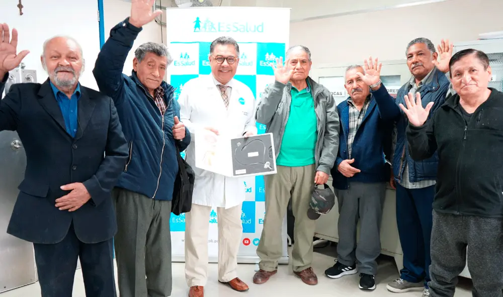 Urólogos del Almenara realizan exitosos implantes de esfínteres artificiales a seis pacientes adultos mayores operados de cáncer próstata. Foto: EsSalud Urólogos del Almenara realizan exitosos implantes de esfínteres artificiales a seis pacientes adultos mayores operados de cáncer próstata. Foto: EsSalud