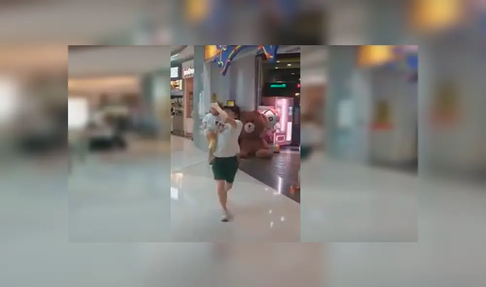 En Facebook, un padre tapó los ojos de su pequeña para impedir que le pida ingresar al parque de diversiones. En Facebook, un padre tapó los ojos de su pequeña para impedir que le pida ingresar al parque de diversiones.