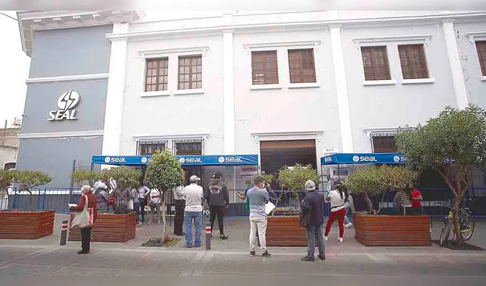 colas en seal. Varios usuarios llegaron hasta el local de Seal para reclamar por la alta facturación. colas en seal. Varios usuarios llegaron hasta el local de Seal para reclamar por la alta facturación.