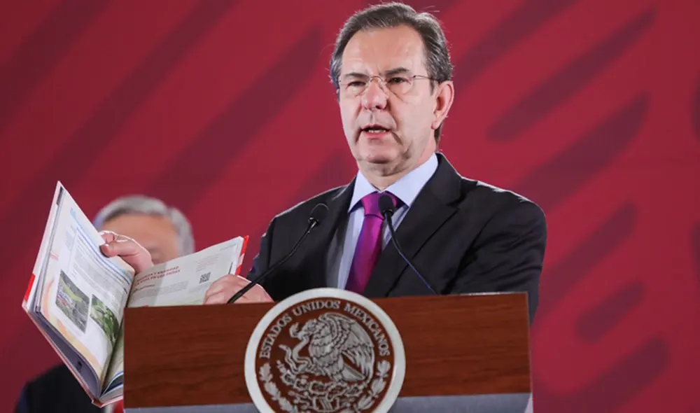 Esteban Moctezuma, titular del SIGED, explicó cómo acceder de forma virtual a la boleta de calificaciones. Foto Galo Cañas/Cuartoscuro.