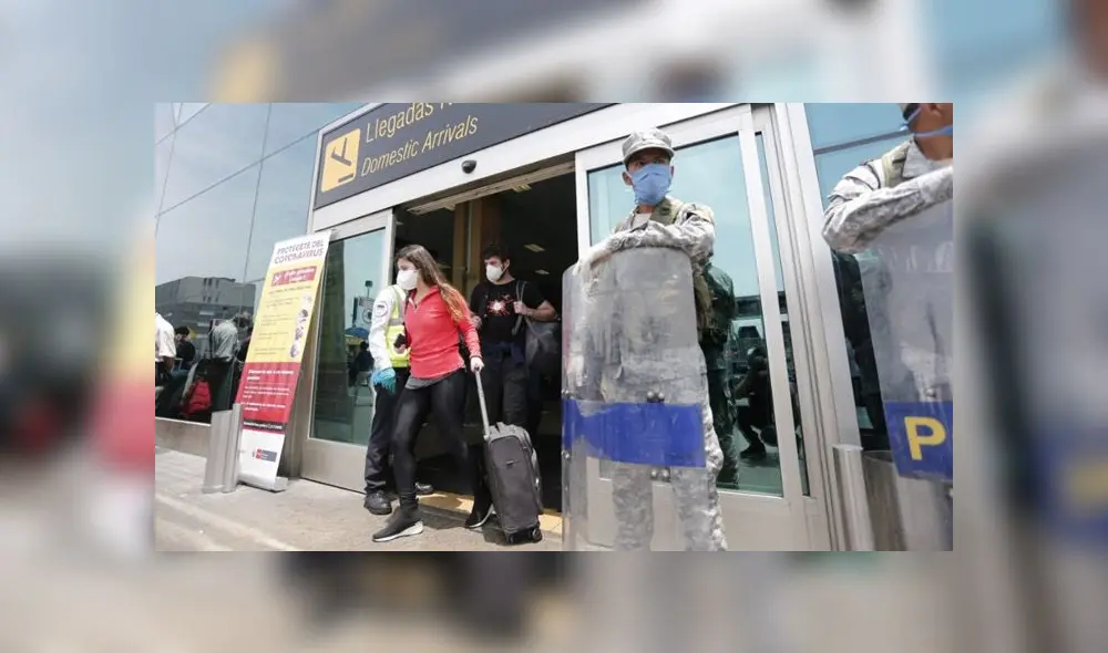 Mientras que algunos pudieron alcanzar boletos para volar antes del cierre de fronteras, otros buscan opciones para alojarse los próximos 15 días. (Foto: Antonio Melgarejo / La República) Mientras que algunos pudieron alcanzar boletos para volar antes del cierre de fronteras, otros buscan opciones para alojarse los próximos 15 días. (Foto: Antonio Melgarejo / La República)