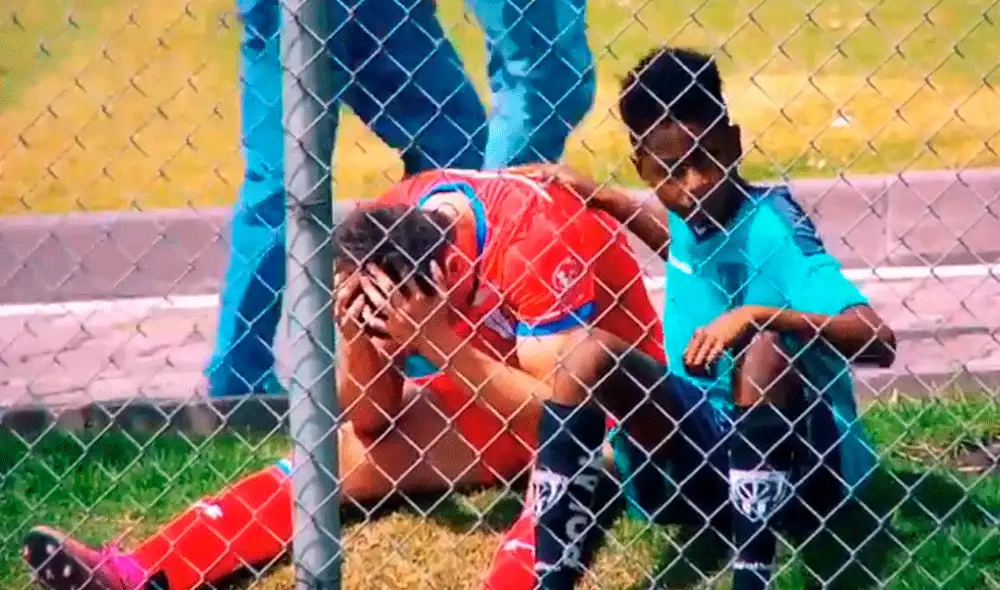 El gesto de niño con futbolista expulsado en el Universidad Católica vs. Sporting Cristal. El gesto de niño con futbolista expulsado en el Universidad Católica vs. Sporting Cristal.