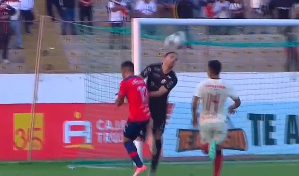 Ricardo Lagos, tras un salida garrafal de José Carvallo, marcó el único gol del Universitario vs. Carlos A. Mannucci por la Liga 1 2019. | Foto: Gol Perú Ricardo Lagos, tras un salida garrafal de José Carvallo, marcó el único gol del Universitario vs. Carlos A. Mannucci por la Liga 1 2019. | Foto: Gol Perú