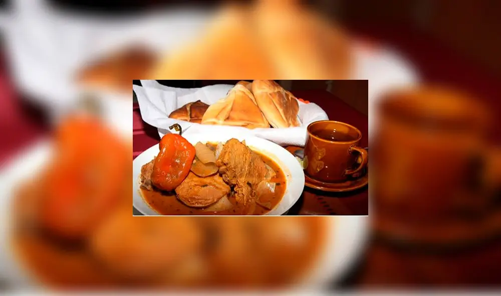 El delicioso adobo se sirve con pan de tres puntas, té y anisado.