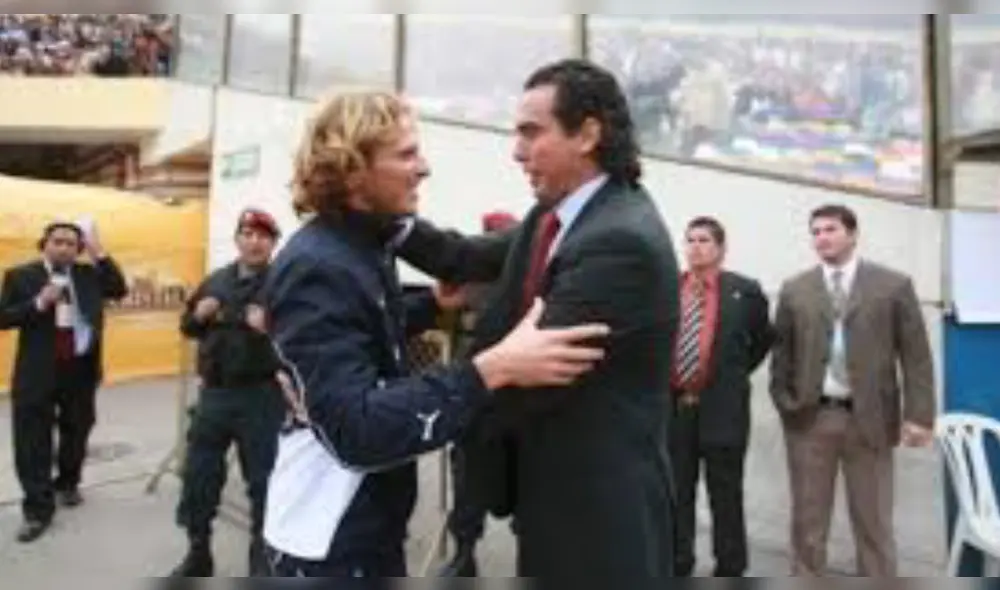 Diego Forlán y su vínculo con Universitario de Deportes. Diego Forlán y su vínculo con Universitario de Deportes.