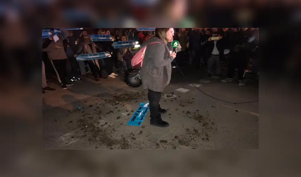 Manifestantes rodean a reportera con excremento de burro durante transmisión en vivo [VIDEO]