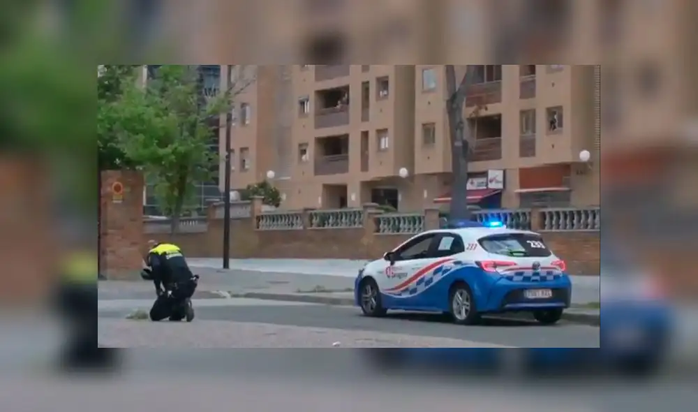 El policía brindó unas palabras a través del megáfono de su patrulla, conmoviendo a los vecinos de Zaragoza. (Foto: Captura)