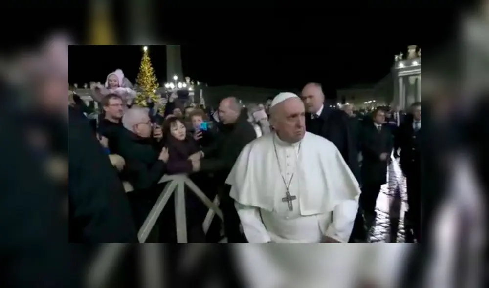 Papa Francisco reprendió a mujer que lo agarró violentamente durante paseo en plaza San Pedro. Foto: Captura