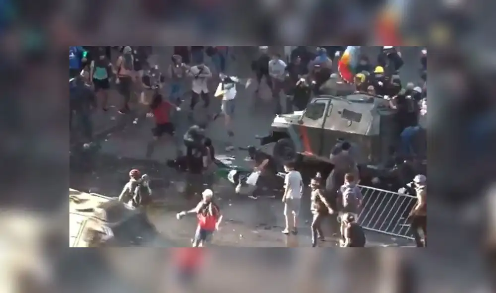 La escena se efectuó durante otra jornada de protestas en Chile. Foto: captura de pantalla
