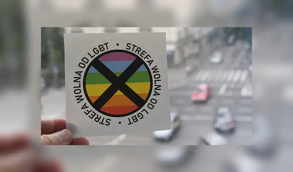 Acusan a revista de Polonia de repartir stickers con mensaje homofóbicos Acusan a revista de Polonia de repartir stickers con mensaje homofóbicos