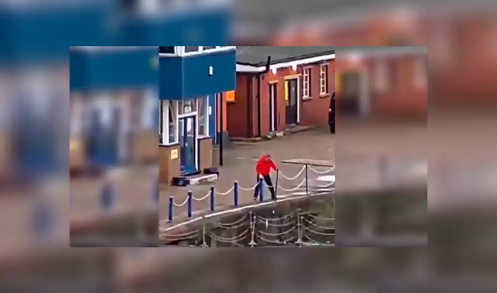 En Facebook, un joven fue testigo de como un travieso gato cayó al río y no dudó en ayudarlo. En Facebook, un joven fue testigo de como un travieso gato cayó al río y no dudó en ayudarlo.