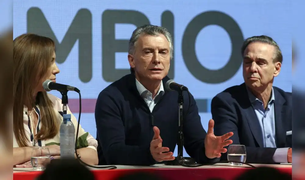 El presidente de Argentina y aspirante presidencial del partido "Juntos por el Cambio" Mauricio Macri (C), junto a su compañero de fórmula Miguel Angel Pichetto (der.) y la gobernadora de Buenos Aires, María Eugenia Vidal. El presidente de Argentina y aspirante presidencial del partido "Juntos por el Cambio" Mauricio Macri (C), junto a su compañero de fórmula Miguel Angel Pichetto (der.) y la gobernadora de Buenos Aires, María Eugenia Vidal.
