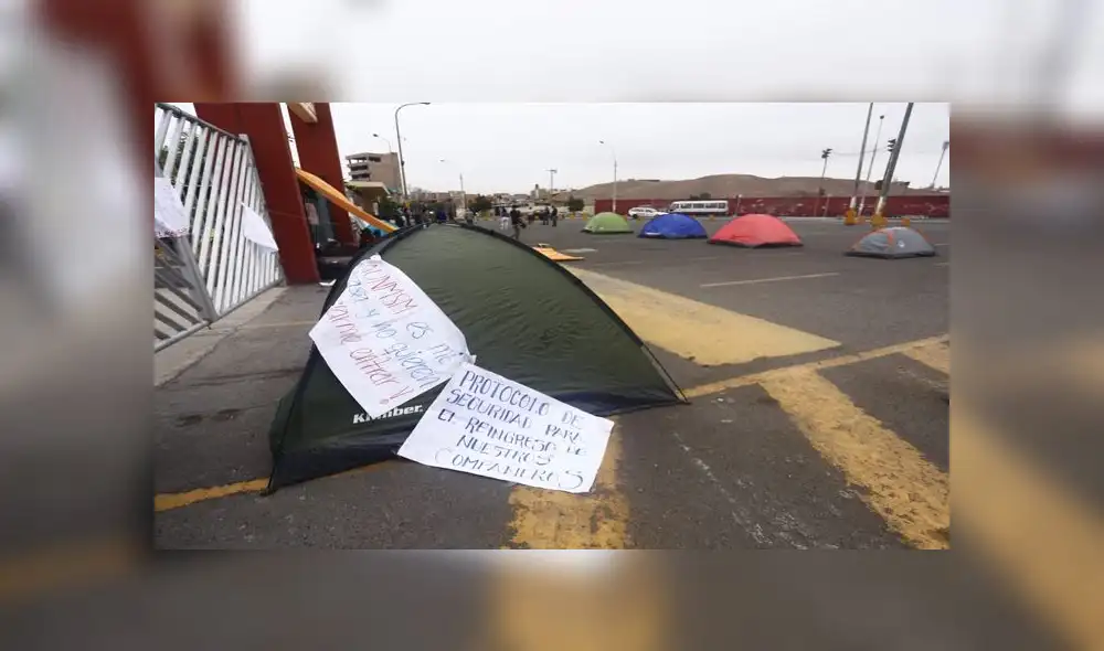 Con carteles y carpas, ellos piden que los atiendan. Créditos: La República.