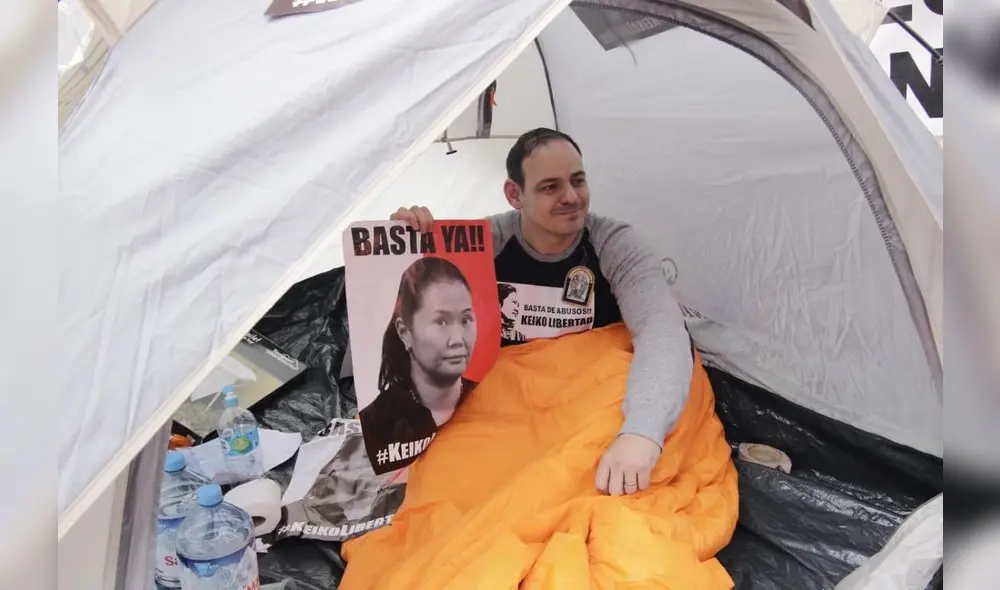 Mark Vito se instaló frente al penal Anexo de Mujeres de Chorrillos. Foto: John Reyes / La República Mark Vito se instaló frente al penal Anexo de Mujeres de Chorrillos. Foto: John Reyes / La República