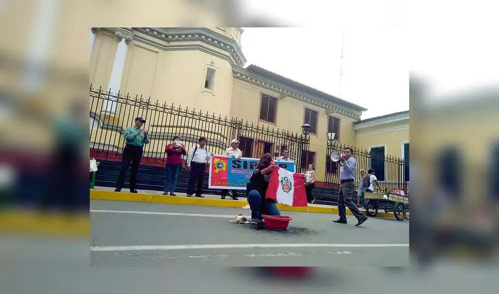 Piura: Maestros lavan la bandera y no temen a descuentos