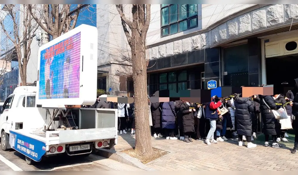 Como parte del proyecto, los fans colocaron pantallas y anuncios en vehículos proyectando su mensaje. Como parte del proyecto, los fans colocaron pantallas y anuncios en vehículos proyectando su mensaje.