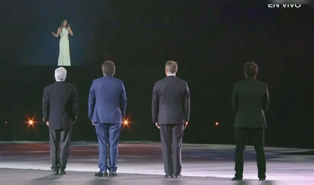 La cantante entonó una extraña versión del himno nacional de Chile