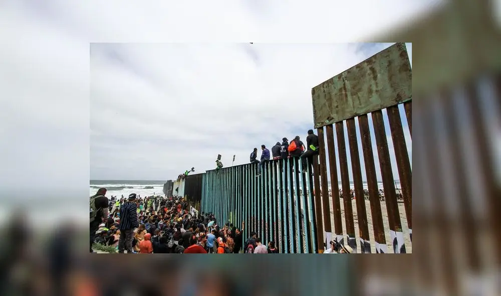 Cientos de inmigrantes se congregan en el muro fronterizo con los Estados Unidos el domingo 29 de abril de 2018, del lado de Tijuana (México). EFE Cientos de inmigrantes se congregan en el muro fronterizo con los Estados Unidos el domingo 29 de abril de 2018, del lado de Tijuana (México). EFE