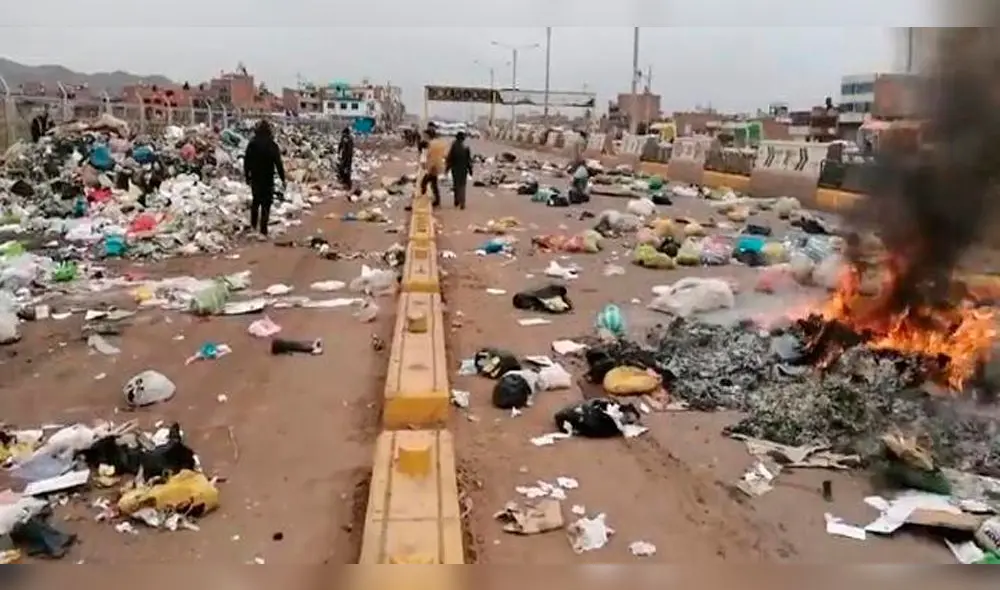 Vecinos de Juliaca bloquearon vía de salida a Cusco con basura acumulada. Vecinos de Juliaca bloquearon vía de salida a Cusco con basura acumulada.